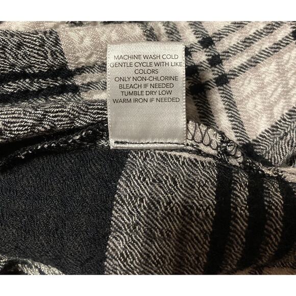 Womens Christopher Banks Long Sleeve Button-up Blouse Soft Plaid Black White PS - Picture 7 of 7